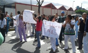 Trancan inmediaciones de Clínica Popular de Catia por protesta