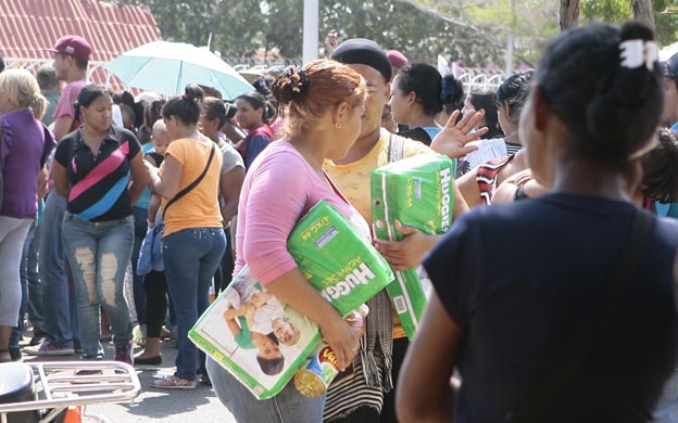 La GNB detiene a padre de recién nacido por hacer cola en la madrugada