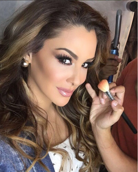 El bikinazo de Ninel Conde en Acapulco que deja ver la “rayita” de su bronceado