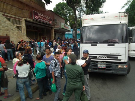Motorizados armados secuestraron camión que transportaba arroz en Los Teques