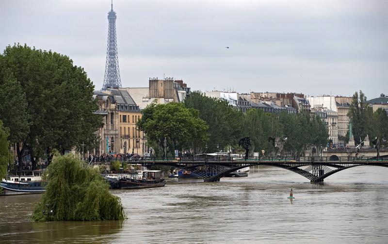 París respira de alivio con el comienzo de la decrecida del Sena