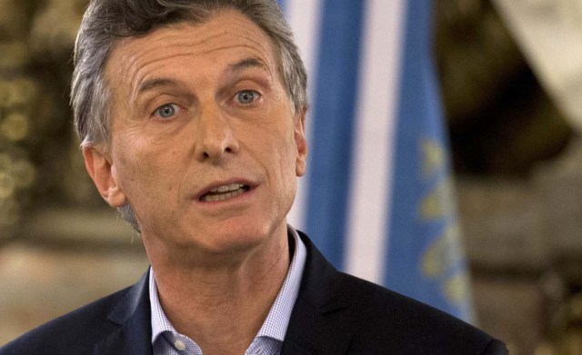 ARCHIVO - En esta fotografía de archivo del 7 de abril de 2016 el presidente de Argentina Mauricio Macri habla en la casa de gobierno en Buenos Aires. Macri se mostró decidido el viernes 20 de mayo a vetar la ley que prohíbe los despidos por 180 días y contempla el pago de una doble compensación a los cesanteados, lo que ha puesto en pie de guerra a sindicalistas. (Foto AP/Natacha Pisarenko, archivo)