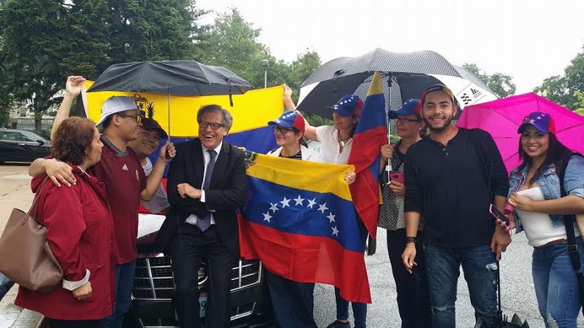 Venezolanos se concentraron en la OEA y entregaron carta a Almagro