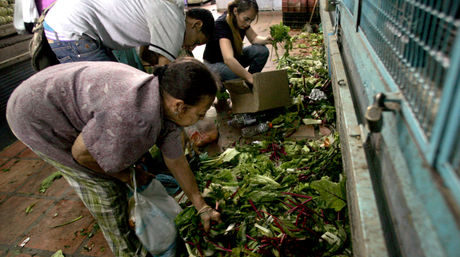Venezolanos hacen mercado en la basura