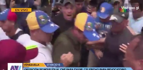 Agreden a Capriles con gas pimienta en marcha de la oposición al CNE