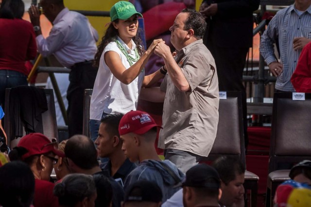 CAR14. CARACAS (VENEZUELA), 08/06/2016.- El ministro venezolano para la Alimentación, Rodolfo Marcos Torres (d), baila con la ministra para la Agricultura Urbana, Lorena Freitez (i), durante una concentración de apoyo a los Comités Locales de Abastecimiento y Producción (CLAP) hoy, miércoles 8 de junio de 2016, en el Palacio de Miraflores, en Caracas (Venezuela). Varias decenas de chavistas marcharon hoy en Caracas en apoyo a los llamados Comités Locales de Abastecimiento y Producción (CLAP), creados por el Gobierno de Nicolás Maduro para distribuir los productos básicos que han desaparecido de los comercios, un sistema que ha sido criticado por la oposición. EFE/Miguel Gutiérrez