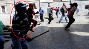 Con tubo en mano reapareció el agresor de Chúo Torrealba para arremeter contra los diputados en el CNE
