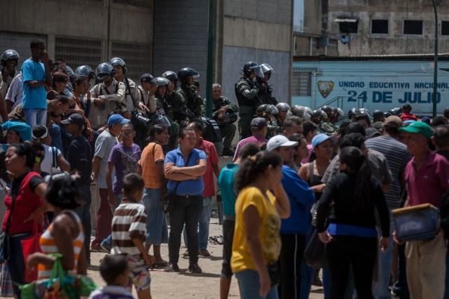 MANIFESTACIONES Y SAQUEOS ANTE ESCASEZ DE PRODUCTOS BÁSICOS