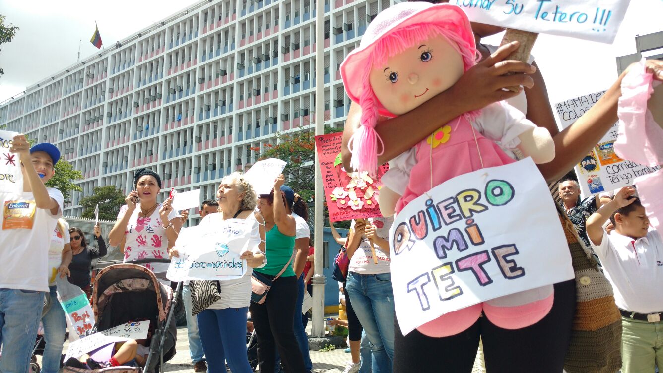 Mujeres con sus hijos protestan en la Av. San Martín por comida #11Jun