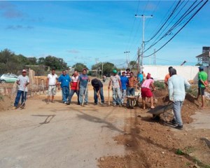 En Nueva Esparta vecinos de la Cruz del Pastel salen a la calle a culminar obra del Gobierno