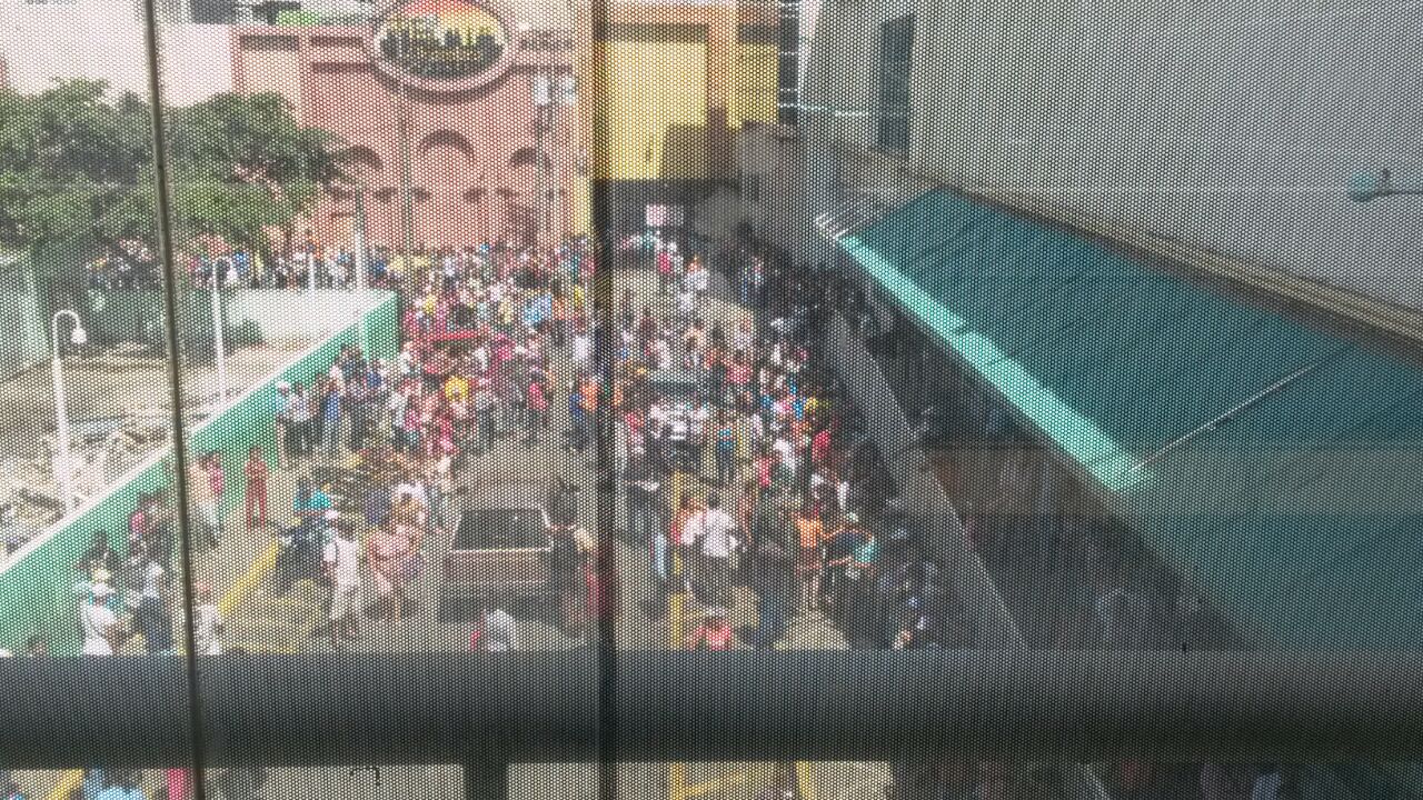 La mega cola que se formó este miércoles frente a un local en Porlamar #15Jun