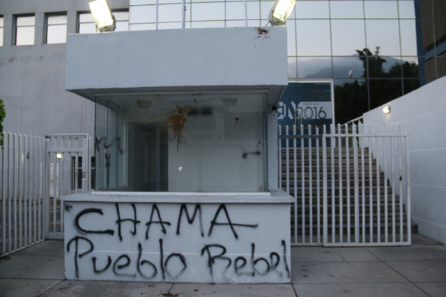 Atacaron sede del diario El Nacional (Video)
