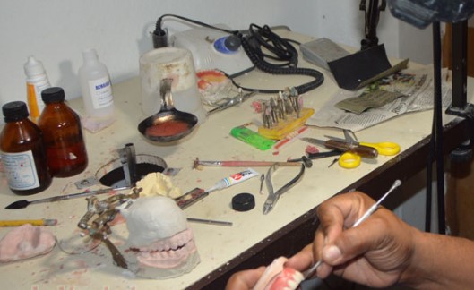 Materiales para fabricar prótesis dentales han aumentado más de 500%