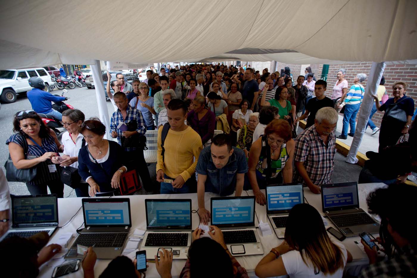 Miles de venezolanos siguen validando sus firmas con los ojos puestos en la OEA