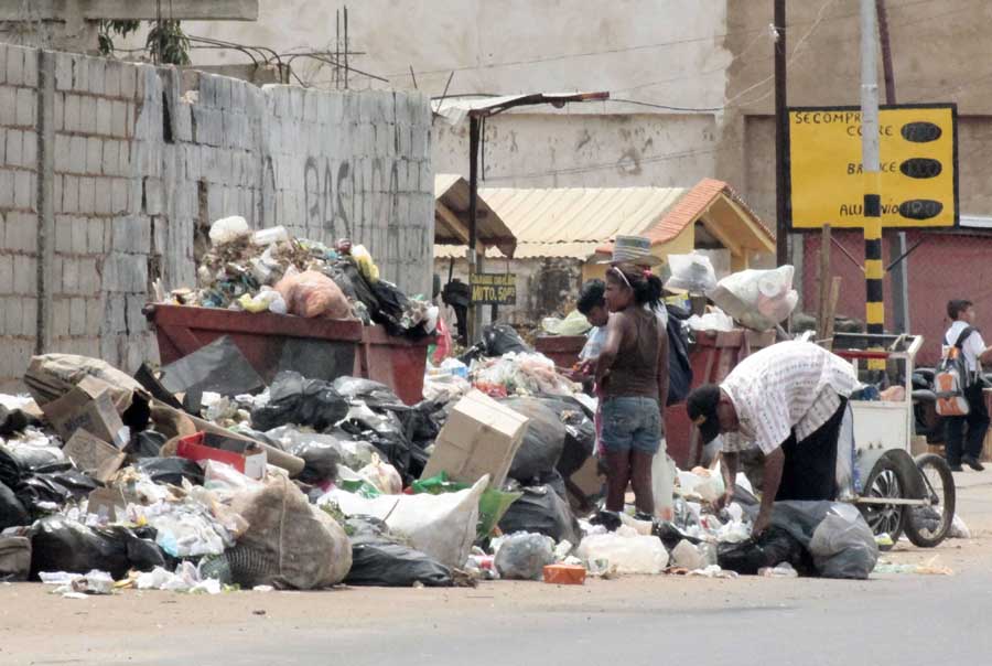 Hurgar en la basura para poder comer, la realidad del pueblo barinés (+video)
