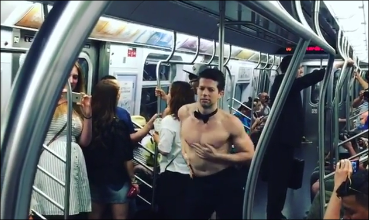 ¡Ganándose la plata! Un stripper decidió dar un baile en pleno vagón del metro (Foto)