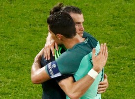 En Imágenes: El abrazo de despedida de Ronaldo a Bale (Fotos + video)