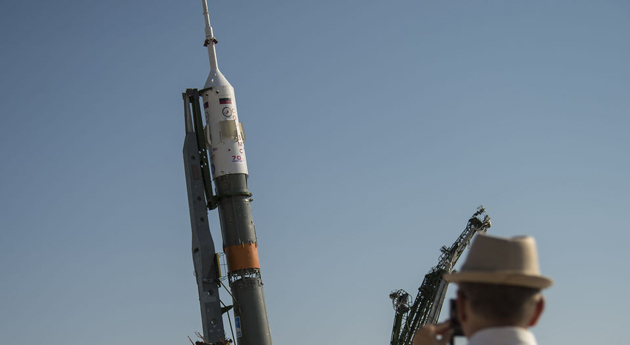 Tres astronautas despegan hacia la EEI en una nueva nave Soyuz