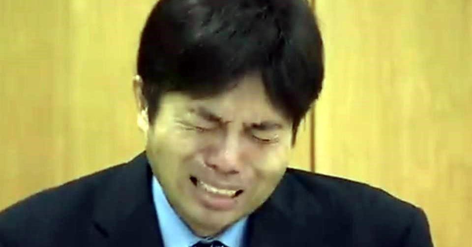 Condenan por corrupción al político japonés que se hizo viral por su llanto (Video)