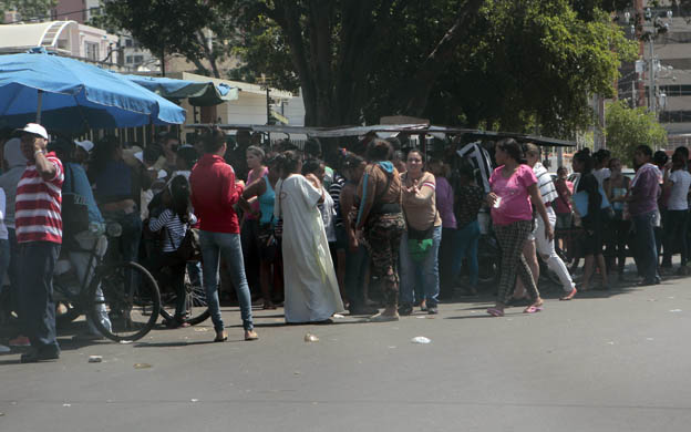 Mujer pare en un Bicentenario del Zulia tras disturbios por pañales