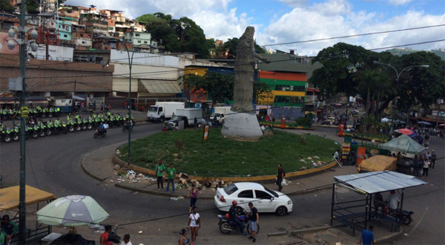 Militares allanaron Petare: Efectuaron arrestos y decomisos a bachaqueros