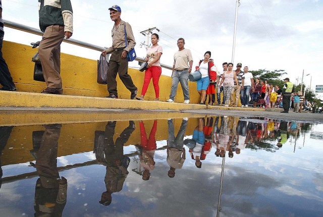 Miles de venezolanos cruzaron la frontera para comprar comida (Foto EFE)