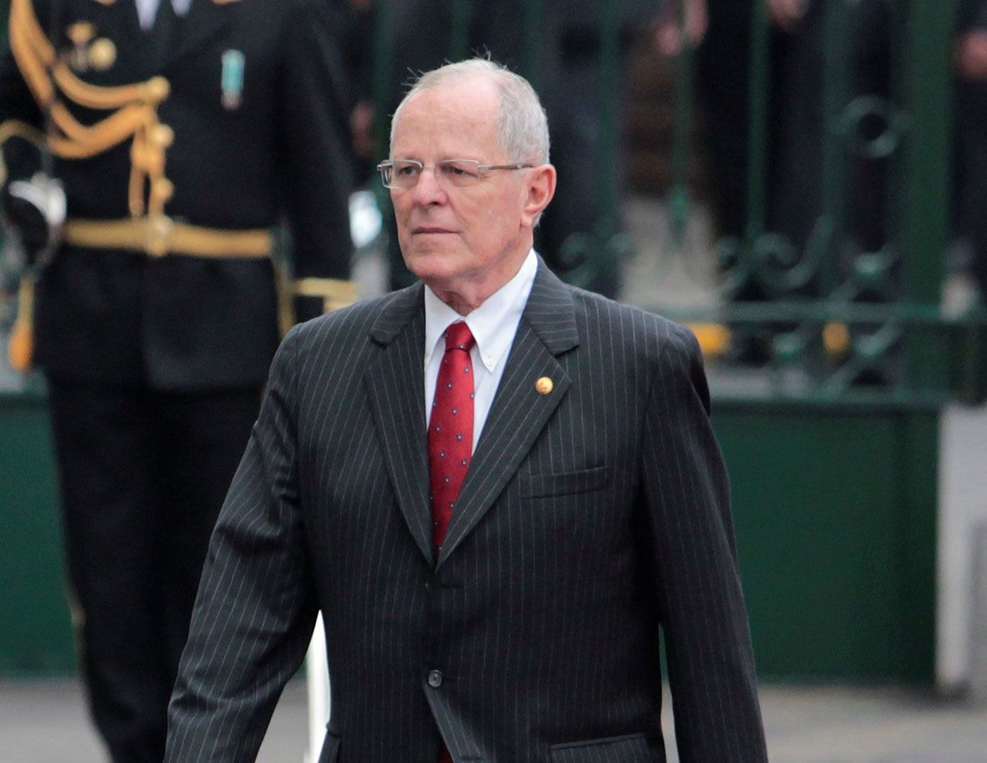 Kuczynski pide al Congreso la moción de destitución para preparar su defensa