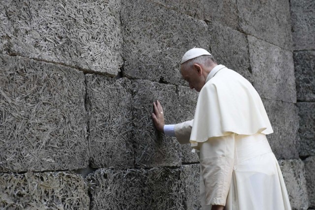 2016-07-29T104529Z_709648354_S1BETSIUHDAA_RTRMADP_3_POPE-POLAND