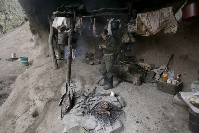 Pedro Luca se prepara alimentos dentro de una cueva en San Pedro de Colalao, Argentina, el 28 de julio de 2016. Luca vive en esta cueva desde hace 40 años. A sus 79 años y en excelente estado de salud, vive solo, sin luz, ni gas, ni teléfono en su caverna situada en lo alto de las montañas en la provincia de Tucumán. (AP Foto/Alvaro Medina)