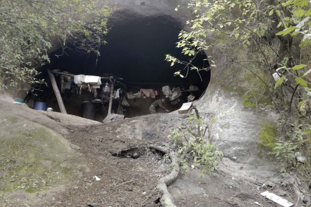 Pedro Luca se prepara alimentos dentro de una cueva en San Pedro de Colalao, Argentina, el 28 de julio de 2016. Luca vive en esta cueva desde hace 40 años. A sus 79 años y en excelente estado de salud, vive solo, sin luz, ni gas, ni teléfono en su caverna situada en lo alto de las montañas en la provincia de Tucumán. (AP Foto/Alvaro Medina)