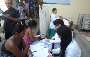 Atienden a embarazadas frente a hospital de Maracaibo por falta de aire acondicionado