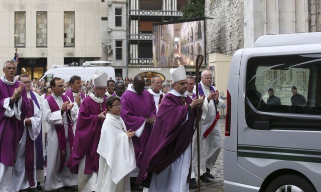 Archbishop of Rouen and Primate of Normandy Mgr Dominique Lebrun (R) leads priests behind the hearse carrying the coffin of slain French parish priest Father Jacques Hamel after a funeral ceremony at the Cathedral in Rouen, France, August 2, 2016.  Father Jacques Hamel was killed last week in an attack on a church at Saint-Etienne-du-Rouvray near Rouen that was carried out by assailants linked to Islamic State.     REUTERS/Jacky Naegelen