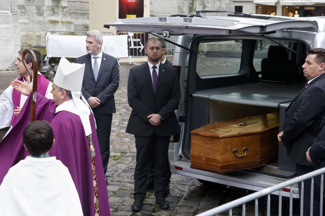 Archbishop of Rouen and Primate of Normandy Mgr Dominique Lebrun (L) gestures as he stands near the hearse carrying the coffin of slain French parish priest Father Jacques Hamel after a funeral ceremony at the Cathedral in Rouen, France, August 2, 2016.  Father Jacques Hamel was killed last week in an attack on a church at Saint-Etienne-du-Rouvray near Rouen that was carried out by assailants linked to Islamic State.     REUTERS/Jacky Naegelen