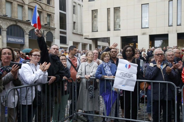 Mourners applaud outside the Cathedral in Rouen after a funeral service in memory of slain French parish priest Father Jacques Hamel in Rouen, France, August 2, 2016.  Father Jacques Hamel was killed last week in an attack on a church at Saint-Etienne-du-Rouvray near Rouen that was carried out by assailants linked to Islamic State.   REUTERS/Jacky Naegelen