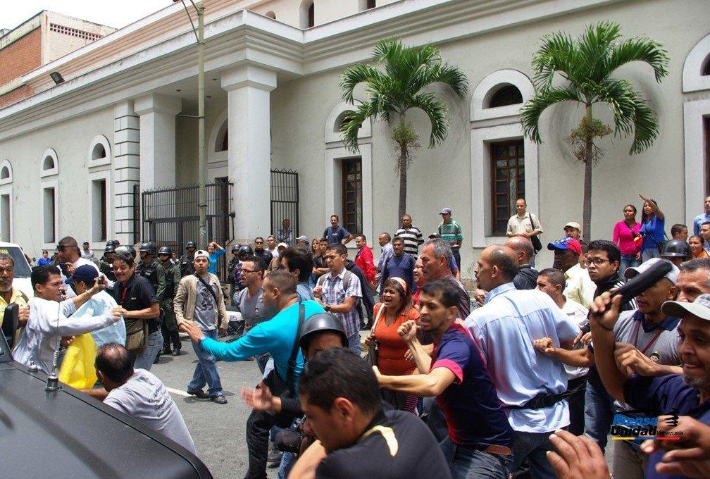 Agresiones chavistas a manifestantes en Los Teques se dieron ante la mirada complaciente de la GNB (FOTOS)