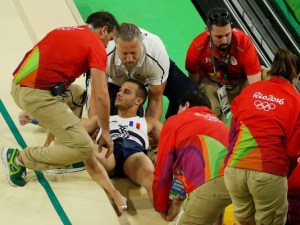 ¡Está empavado! El gimnasta que se fracturó una pierna se les cayó a los paramédicos (VIDEO)