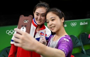 Medalla de oro en diplomacia: Gimnastas de Corea del Norte y del Sur se toman una selfie #Rio2016
