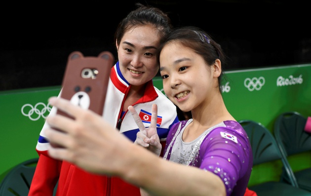 Hong Un Jong (Corea del Norte, izquierda) y Lee Eun-ju (Corea del Sur, derecha) se toman un selfie juntas durante los entrenamientos de Río. DYLAN MARTINEZ REUTERS