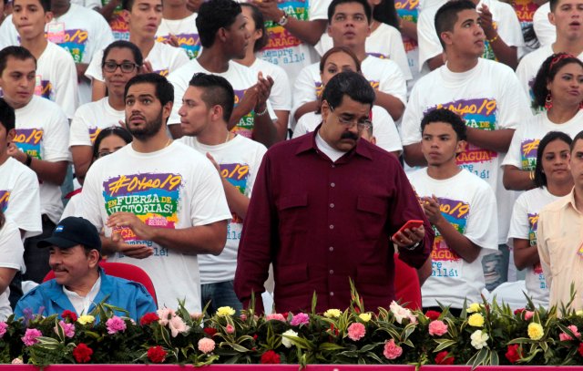 Venezuela's President Nicolas Maduro checks his cell phone during the celebrations to mark 37th anniversary of the Sandinista Revolution at the Juan Pablo II square in Managua, Nicaragua July 19, 2016. REUTERS/Oswaldo Rivas