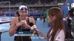 La viral reacción de esta nadadora china al enterarse que rompió la marca (Video)