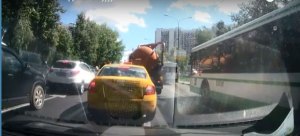 VIDEO: Un camión cargado de excremento explota junto a su carro mientras conducía