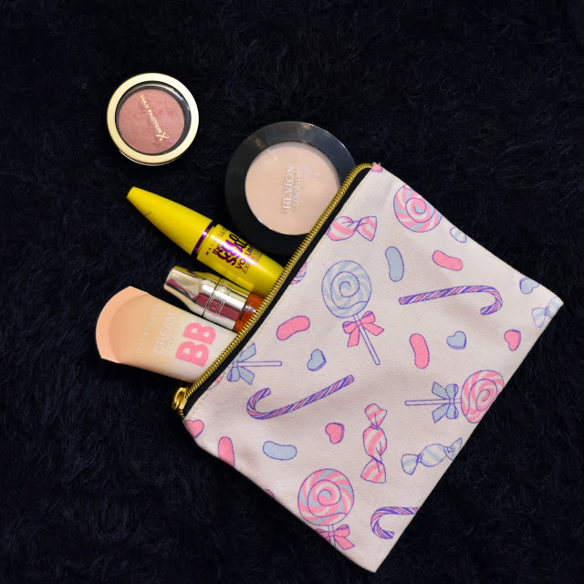 ¿Sabes cuáles son los cinco productos esenciales en tu bolso de maquillaje?