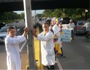 Médicos protestan en Valencia por falta de insumos y medicinas
