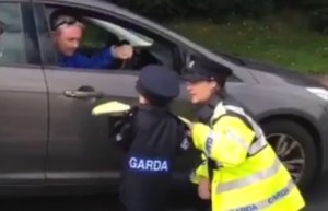 Descubre por qué este niño de tres años fue nombrado miembro honorífico de la Policía de Irlanda