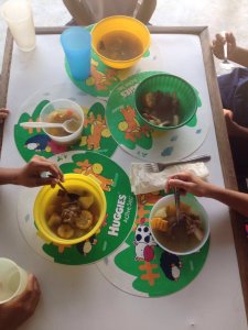 #AlimentalaSolidaridad 240 niños de Caracas reciben un almuerzo diario durante las vacaciones