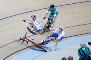 ¡Terrible tortazo!… Fuerte accidente en el ciclismo olímpico de velocidad (FOTOS)