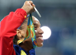 En FOTOS: Yulimar Rojas recibió su medalla olímpica…. ¡felicidades campeona!
