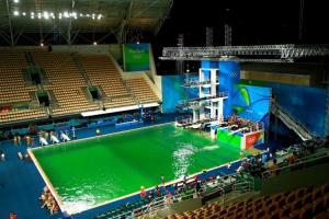 Anuncian la verdadera causa del color verde del agua de las piscinas olímpicas
