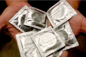Su exnovio fue a comprar preservativos a la farmacia que trabajaba, le hizo una broma y la echaron (VIDEO)