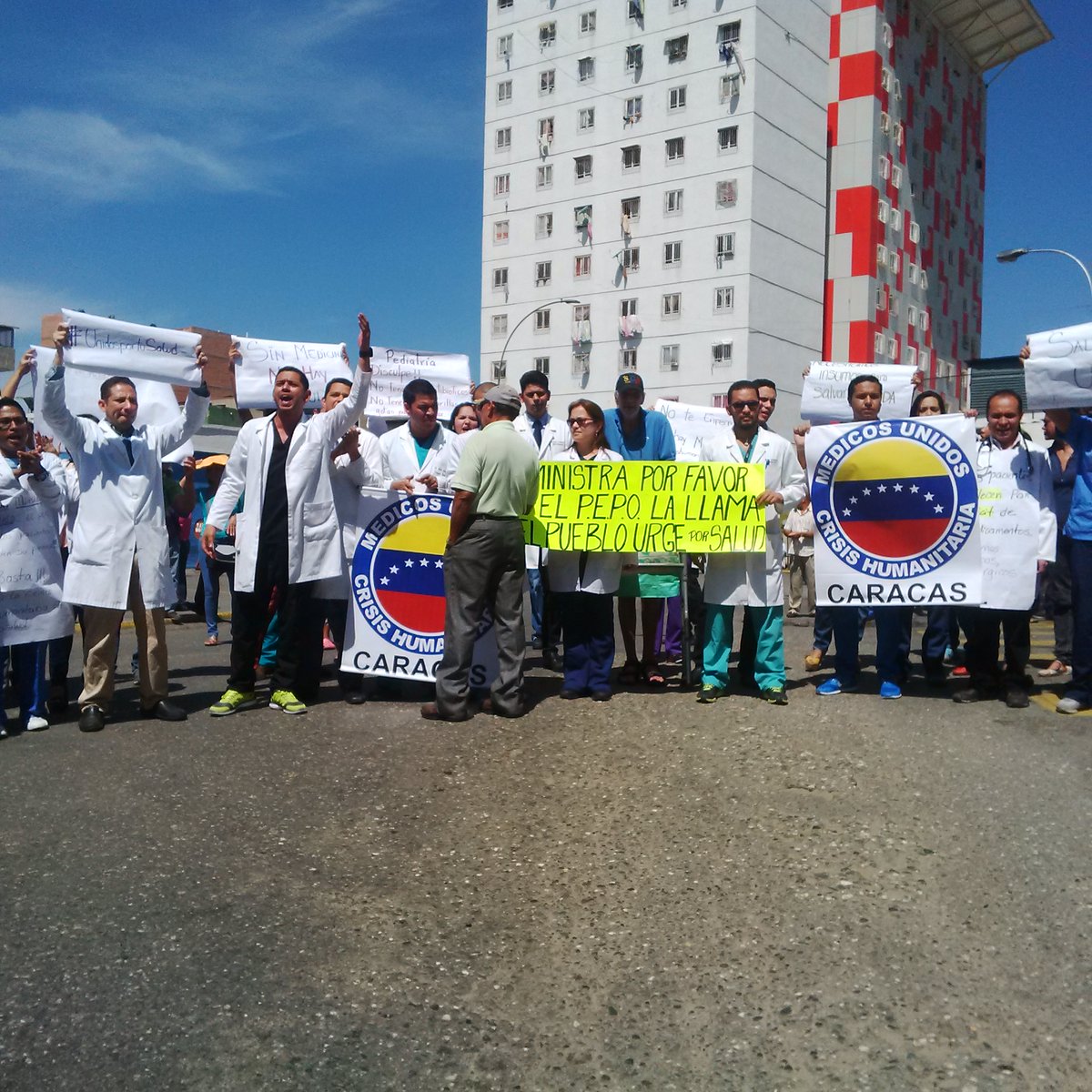 Médicos y pacientes del Periférico de Catia protestan por falta de insumos